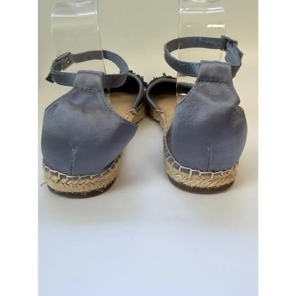 Isaac Mizrahi Blue Satin Floral 3D Floral Sandals 7.5 Boho Closed Toe 3/4” Flats